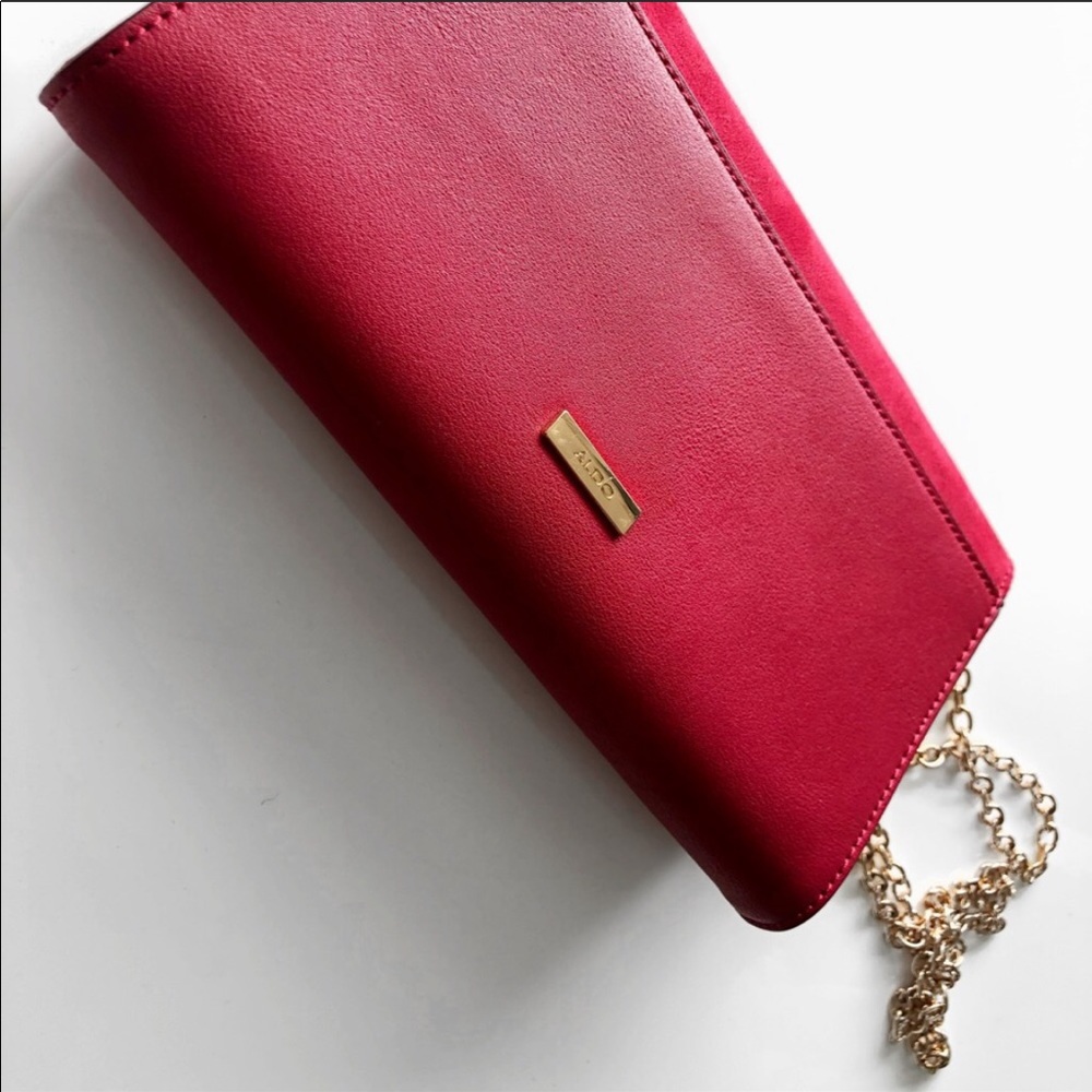 Clutch purse in chain
